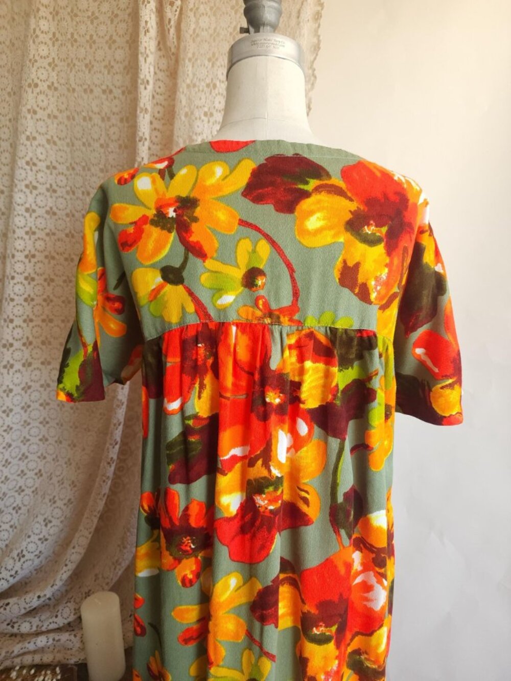Vintage 1960s Dress with Pockets, Volup Tiki Style Hawaiian Floral Print Mumu in - Picture 11 of 13